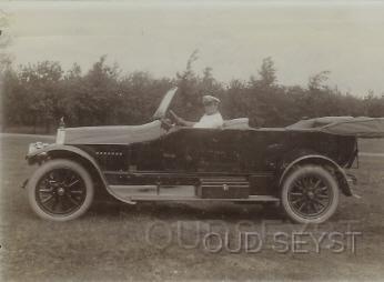 Benz Torpedo 104.jpg - Firma Broederlet verkocht vanuit de 1e Dorpsstraat diverse oude auto's waaronder deze: Benz Torpedo 30 pk. Met chauffeur: J. Kramer. Eigenaar auto: Jhr. F. van Rheenen (Huize Schaerweijde) Opname tussen 1910-30